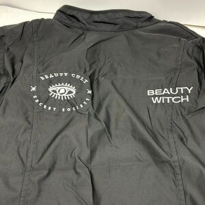 Specialized beauty salon gowns, sizes L, 2 in M ​​and one S in black and towels